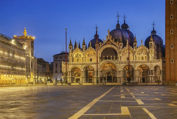 Gerahmter Druck : Piazza San Marco mit Uhrturm und St. Gerahmter Druck : Piazza San Marco mit Uhrturm und St.