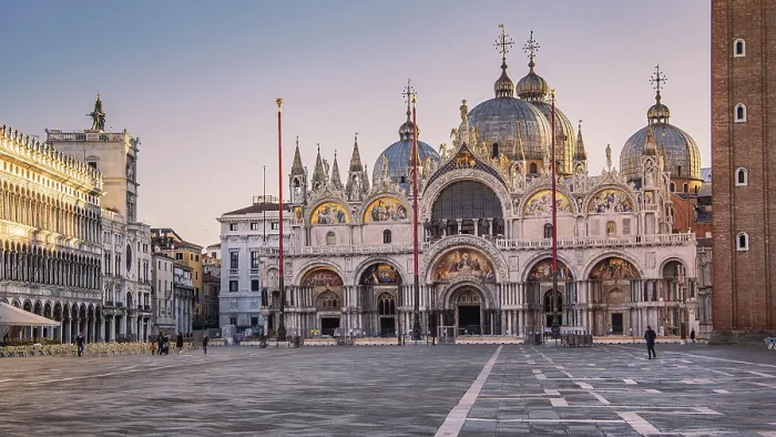 Gerahmter Druck : Piazza San Marco mit Uhrturm und St. Gerahmter Druck : Piazza San Marco mit Uhrturm und St.