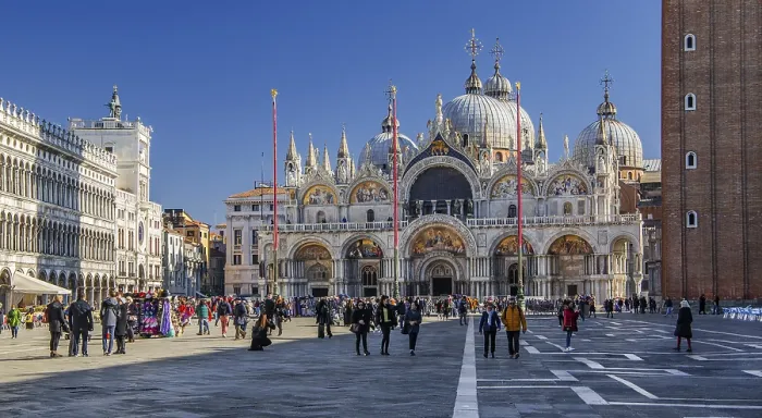 Gerahmter Druck : Piazza San Marco mit Uhrturm und St.