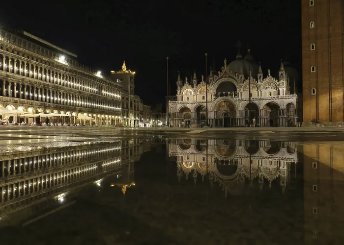 Gerahmter Druck : St. Marktplatz in Venedig mit Reflexion im Wasser. Gerahmter Druck : St. Marktplatz in Venedig mit Reflexion im Wasser.