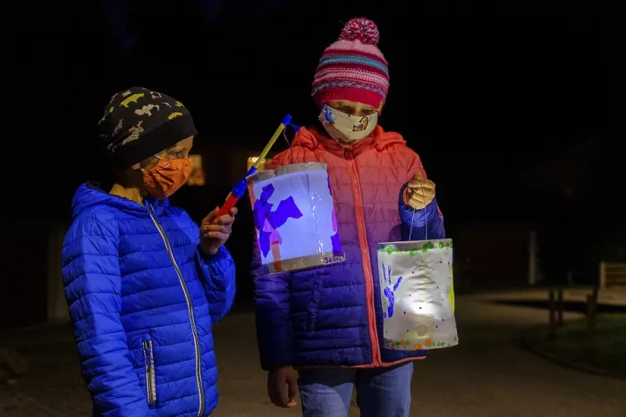 Gerahmter Druck : Prozession von St. Martin, Kinder mit Laternen Gerahmter Druck : Prozession von St. Martin, Kinder mit Laternen