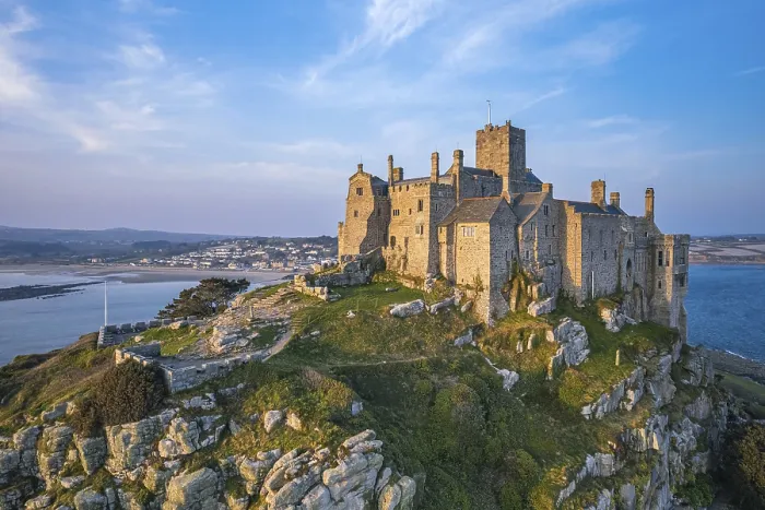 Gerahmter Druck : St Michaels Mount aus einer Drohne. Gerahmter Druck : St Michaels Mount aus einer Drohne.