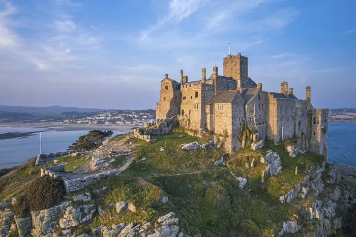 Gerahmter Druck : St Michaels Mount aus einem Drohnen. Gerahmter Druck : St Michaels Mount aus einem Drohnen.