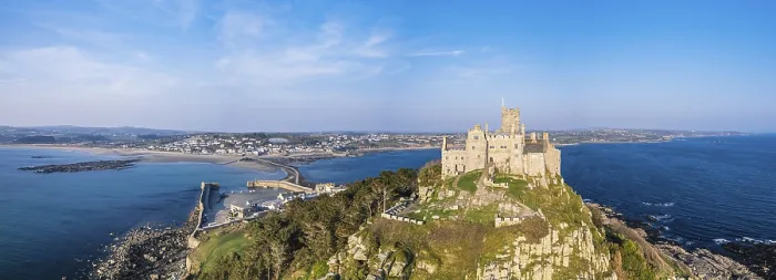 Gerahmter Druck : St Michaels Mount aus einem Drohnen. Gerahmter Druck : St Michaels Mount aus einem Drohnen.