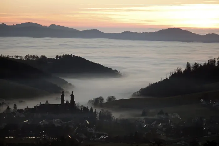 Gerahmter Druck : St. Peter bei atmosphärischer Inversion im Herbst Gerahmter Druck : St. Peter bei atmosphärischer Inversion im Herbst