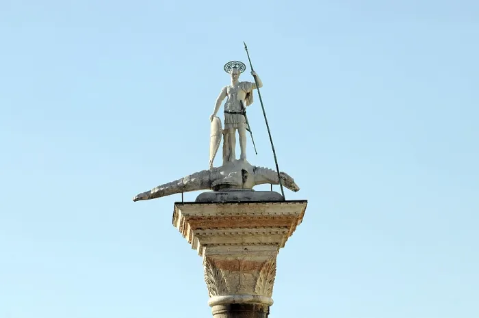 Gerahmter Druck : St. Theodor, Statue in St. Markus Platz Gerahmter Druck : St. Theodor, Statue in St. Markus Platz