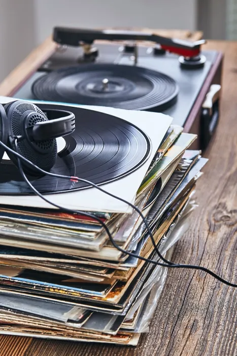 Gerahmter Druck : Stapel vieler schwarzer Vinyl-Schallplatten Gerahmter Druck : Stapel vieler schwarzer Vinyl-Schallplatten