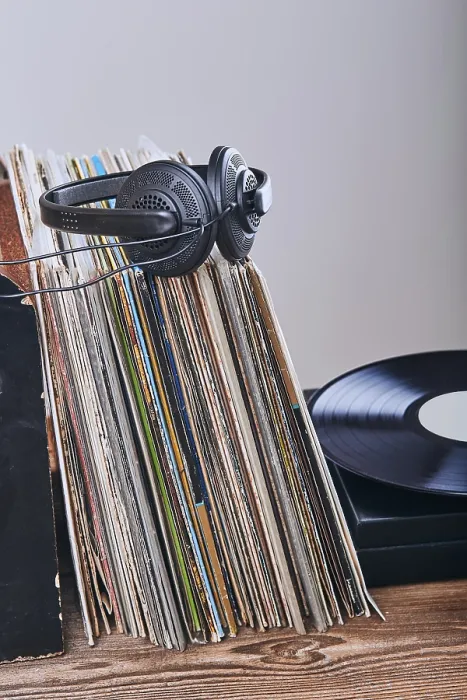 Gerahmter Druck : Stapel vieler schwarzer Vinylplatten. Gerahmter Druck : Stapel vieler schwarzer Vinylplatten.