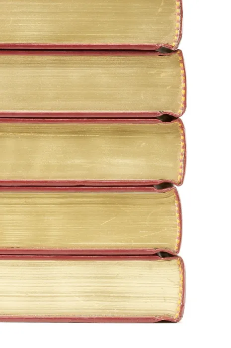 Gerahmter Druck : Buchstapel auf weißem Hintergrund. Gerahmter Druck : Buchstapel auf weißem Hintergrund.
