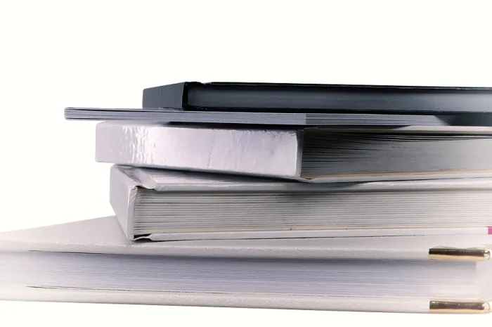 Gerahmter Druck : Buchstapel auf weißem Hintergrund. Gerahmter Druck : Buchstapel auf weißem Hintergrund.