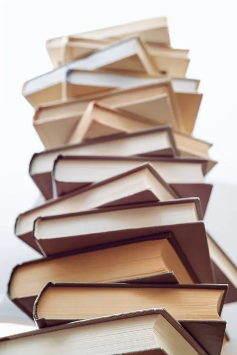Gerahmter Druck : Buchstapel in Bibliothek. Wissenschaftlich. Gerahmter Druck : Buchstapel in Bibliothek. Wissenschaftlich.