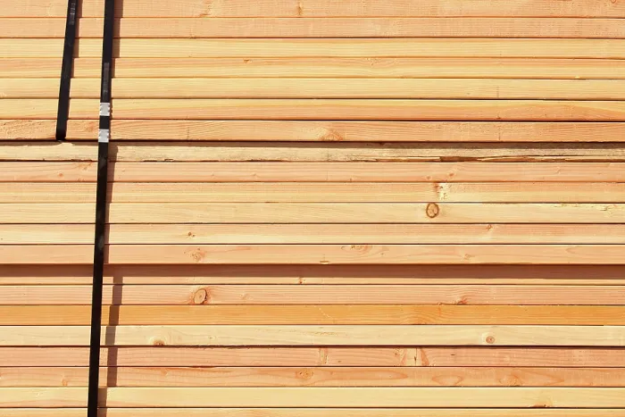 Gerahmter Druck : Holzlager auf Baustelle Gerahmter Druck : Holzlager auf Baustelle