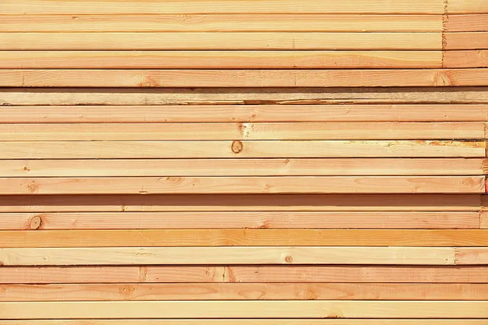 Gerahmter Druck : Holzlager auf Baustelle