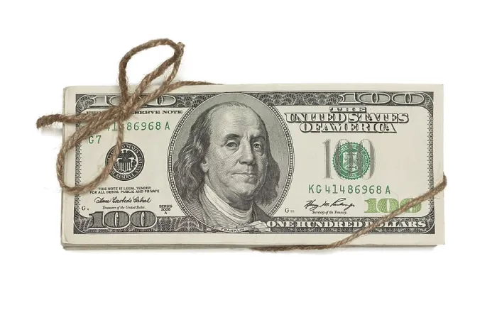 Gerahmter Druck : Eine Stapel von 100-Dollar-Scheinen, der in einem Juteschnur gebunden ist, isoliert auf weißem Hintergrund. Gerahmter Druck : Eine Stapel von 100-Dollar-Scheinen, der in einem Juteschnur gebunden ist, isoliert auf weißem Hintergrund.