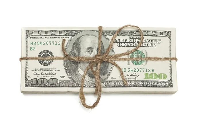 Gerahmter Druck : Eine Stapel von 100-Dollar-Scheinen, mit einem Juteschnur zusammengebunden, auf weißem Hintergrund isoliert. Gerahmter Druck : Eine Stapel von 100-Dollar-Scheinen, mit einem Juteschnur zusammengebunden, auf weißem Hintergrund isoliert.