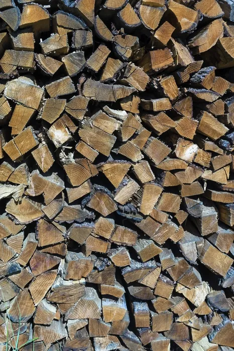 Gerahmter Druck : Holzstoß, im Hintergrund Österreich. Gerahmter Druck : Holzstoß, im Hintergrund Österreich.
