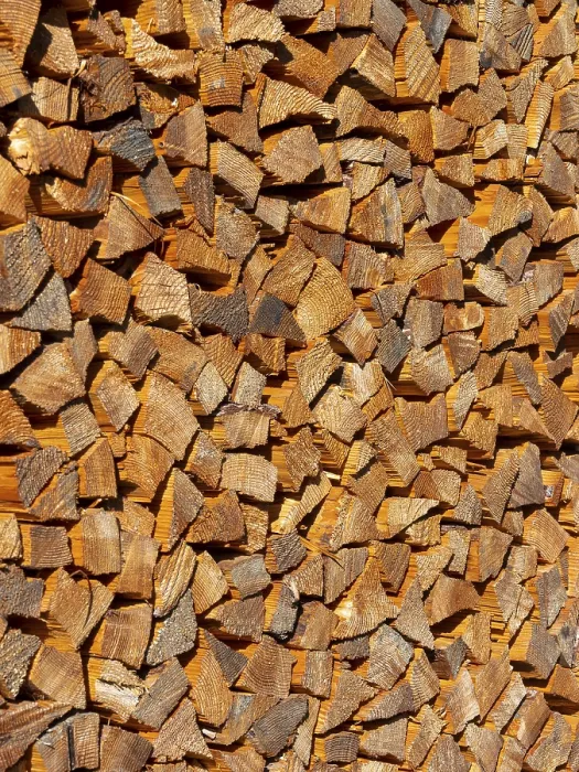 Gerahmter Druck : Holzstapel, in Scheite gehackt und gestapelt. Gerahmter Druck : Holzstapel, in Scheite gehackt und gestapelt.