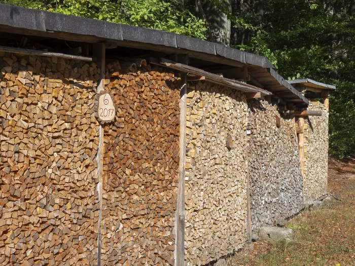 Gerahmter Druck : Holzstapel, in Scheite gehackt und gestapelt. Gerahmter Druck : Holzstapel, in Scheite gehackt und gestapelt.