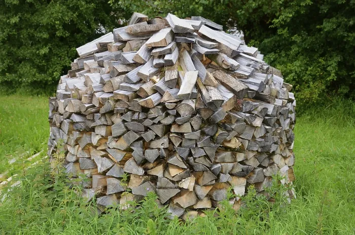 Gerahmter Druck : Holzstoß in der alten Stadt. Gerahmter Druck : Holzstoß in der alten Stadt.
