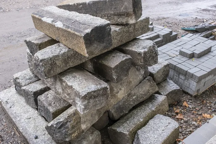 Gerahmter Druck : Stapel von Pflastersteinen auf einem Baustellen Gerahmter Druck : Stapel von Pflastersteinen auf einem Baustellen