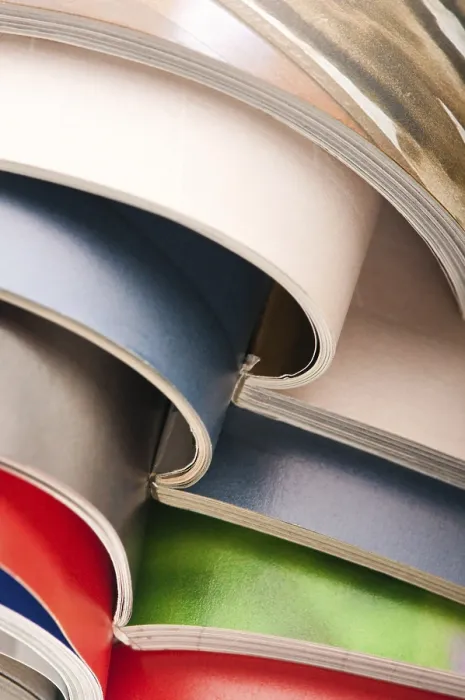 Gerahmter Druck : Zeitschriftenstapel, Polen