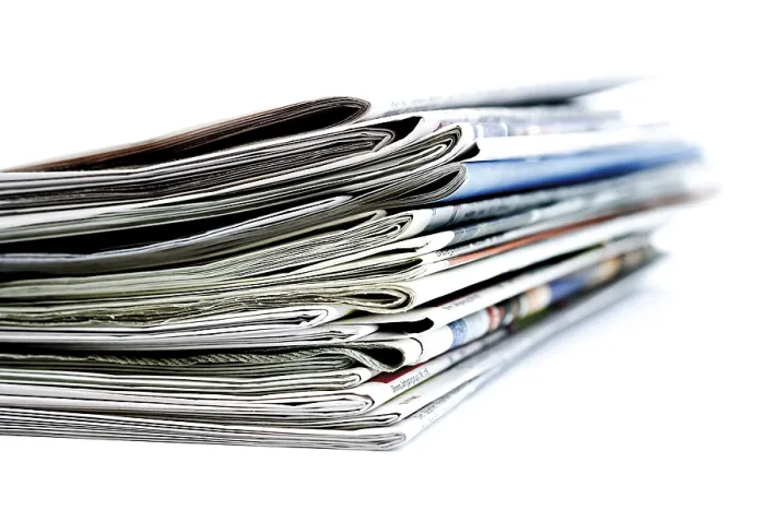 Gerahmter Druck : Zeitungsstapel Gerahmter Druck : Zeitungsstapel