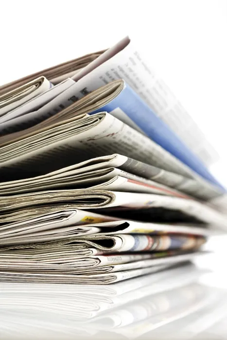 Gerahmter Druck : Zeitungsstapel Gerahmter Druck : Zeitungsstapel