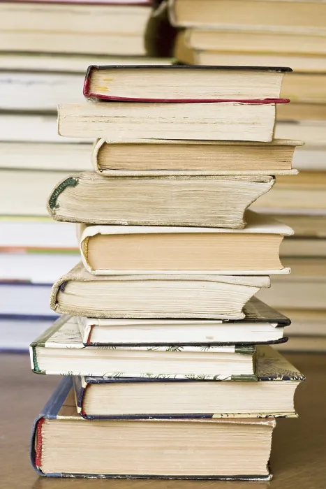 Gerahmter Druck : Buchstapel in der öffentlichen Bibliothek. Gerahmter Druck : Buchstapel in der öffentlichen Bibliothek.