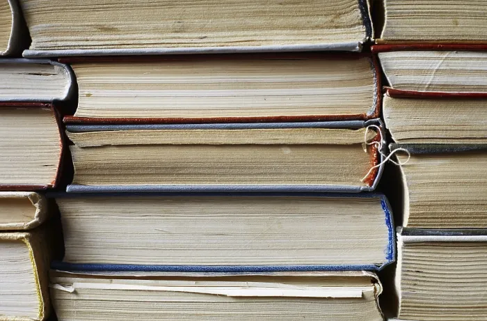 Gerahmter Druck : Stapel alter abgetragener Bücher. Nahansicht. Gerahmter Druck : Stapel alter abgetragener Bücher. Nahansicht.
