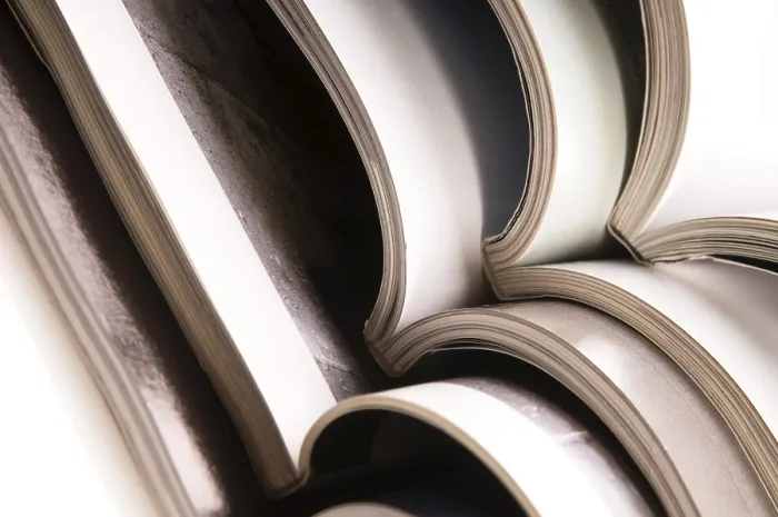 Gerahmter Druck : Heftstapel offener Magazine Gerahmter Druck : Heftstapel offener Magazine