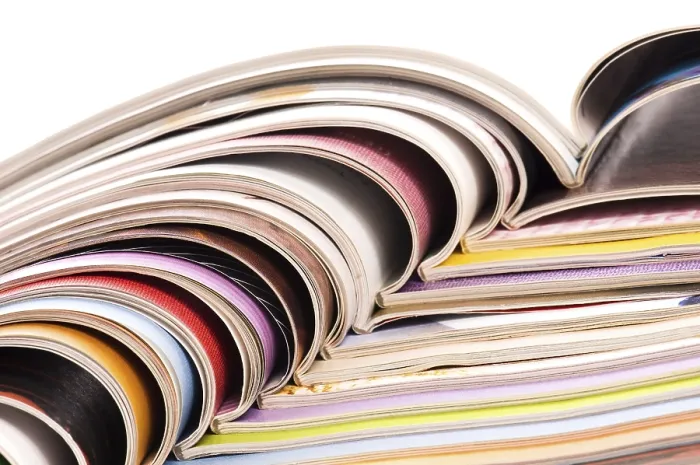 Gerahmter Druck : Heftstapel offener Zeitschriften Gerahmter Druck : Heftstapel offener Zeitschriften