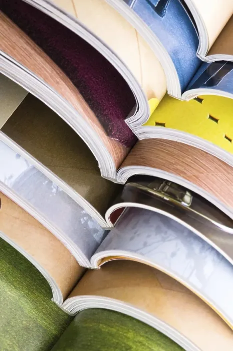 Gerahmter Druck : Heftstapel offener Zeitschriften Gerahmter Druck : Heftstapel offener Zeitschriften