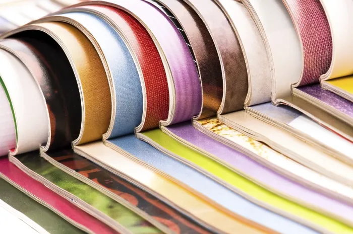 Gerahmter Druck : Heftstapel offener Magazine Gerahmter Druck : Heftstapel offener Magazine