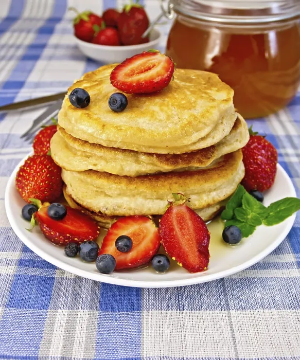 Gerahmter Druck : Ein Stapel Pfannkuchen mit Erdbeeren. Gerahmter Druck : Ein Stapel Pfannkuchen mit Erdbeeren.