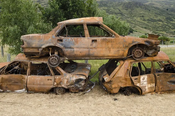 Gerahmter Druck : Stapel von drei rostigen Autowracks. Gerahmter Druck : Stapel von drei rostigen Autowracks.