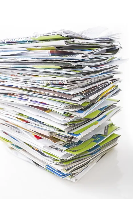Gerahmter Druck : Papierabfallhaufen, alte Zeitschriften Gerahmter Druck : Papierabfallhaufen, alte Zeitschriften