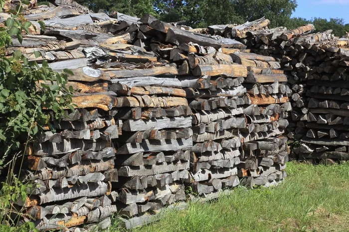 Gerahmter Druck : Gestapelte Holzscheite, gespaltene Hölzer in einem Haufen. Gerahmter Druck : Gestapelte Holzscheite, gespaltene Hölzer in einem Haufen.