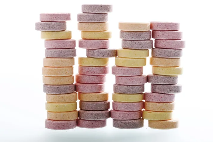 Gerahmter Druck : Stapel multikoloriger Traubenzucker. Gerahmter Druck : Stapel multikoloriger Traubenzucker.