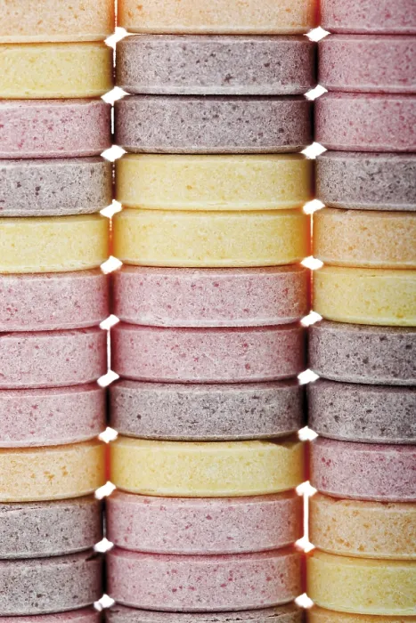 Gerahmter Druck : Stapel multikoloriger Traubenzucker. Gerahmter Druck : Stapel multikoloriger Traubenzucker.