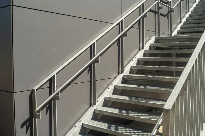 Gerahmter Druck : Treppenhaus am Gebäude im Sonnenlicht. Gerahmter Druck : Treppenhaus am Gebäude im Sonnenlicht.