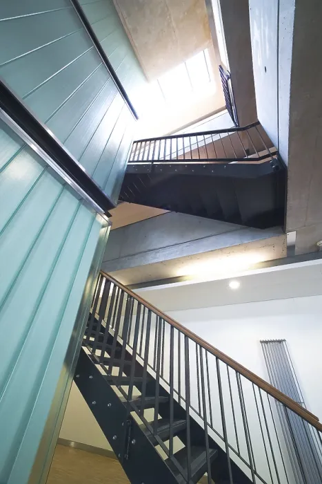 Gerahmter Druck : Treppenhaus in einem modernen Gebäude. Gerahmter Druck : Treppenhaus in einem modernen Gebäude.