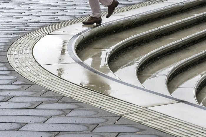 Gerahmter Druck : Treppen im Regen. Gerahmter Druck : Treppen im Regen.