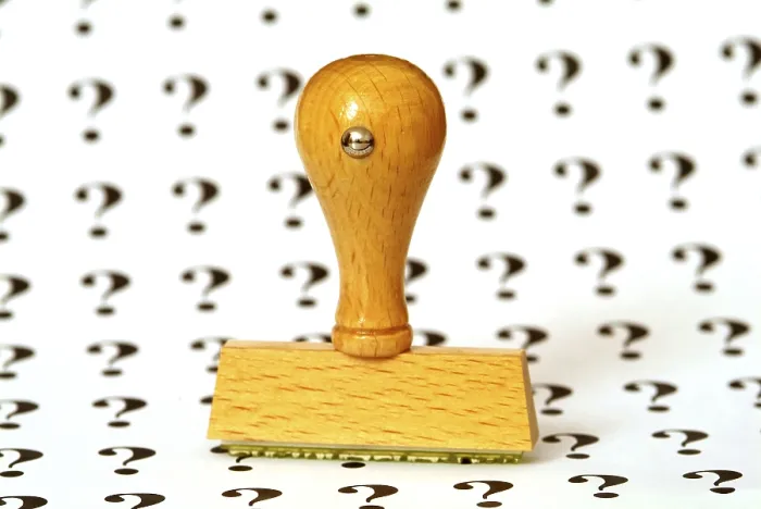 Gerahmter Druck : Stempel und Fragezeichen. Gerahmter Druck : Stempel und Fragezeichen.