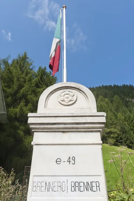 Gerahmter Druck : Staatsgrenze am Brennerpass Gerahmter Druck : Staatsgrenze am Brennerpass