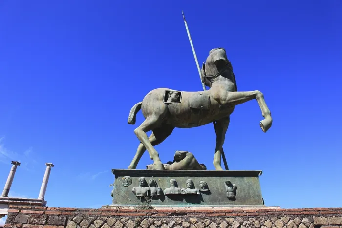 Gerahmter Druck : Statue eines Zentauren im Bereich des Forums. Gerahmter Druck : Statue eines Zentauren im Bereich des Forums.