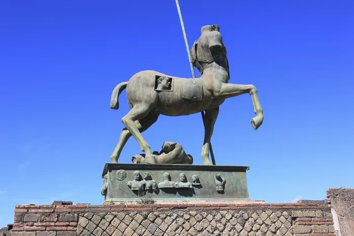 Gerahmter Druck : Statue eines Zentauren im Bereich des Forums. Gerahmter Druck : Statue eines Zentauren im Bereich des Forums.