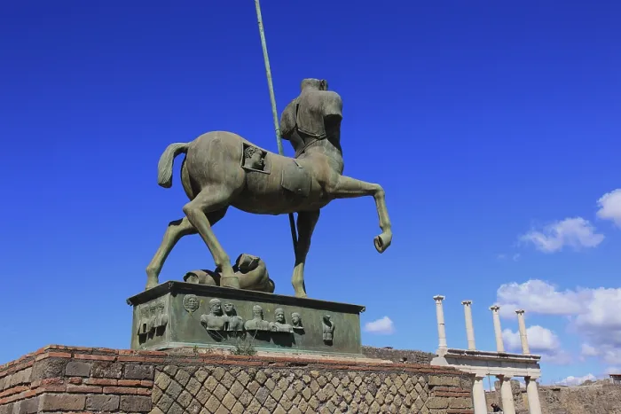 Gerahmter Druck : Statue eines Zentauren im Bereich des Forums. Gerahmter Druck : Statue eines Zentauren im Bereich des Forums.