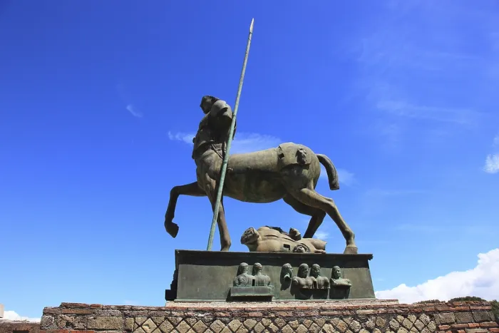 Gerahmter Druck : Statue eines Zentauren im Bereich des Forums. Gerahmter Druck : Statue eines Zentauren im Bereich des Forums.