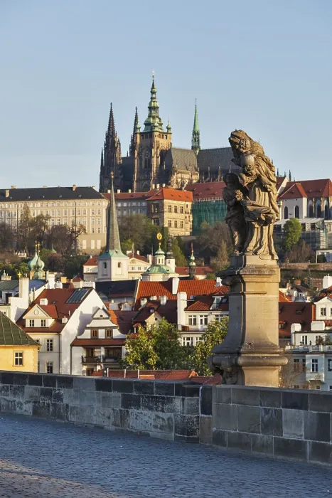 Gerahmter Druck : Denkmal auf der Charles-Brücke mit St. Gerahmter Druck : Denkmal auf der Charles-Brücke mit St.