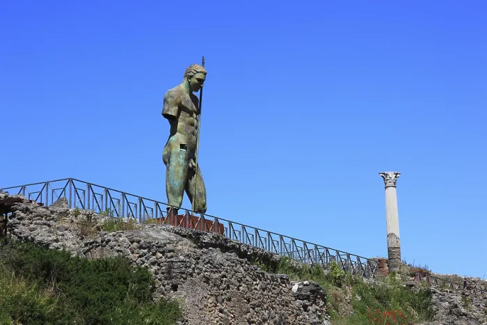 Gerahmter Druck : Statue des Daedalus in Pompeji, Italien Gerahmter Druck : Statue des Daedalus in Pompeji, Italien